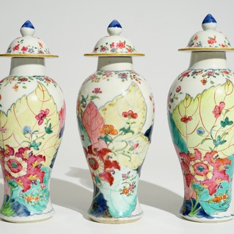 Een set van drie Chinese famille rose dekselvaasjes met decor van tabaksbladeren, Qianlong