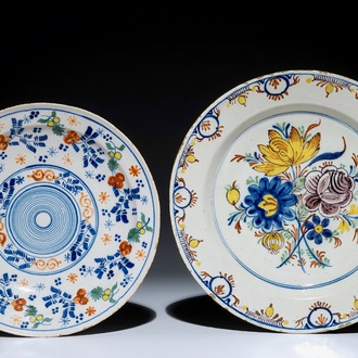 Twee Delftse polychrome schotels met floraal en ornamentdecor, 18e eeuw