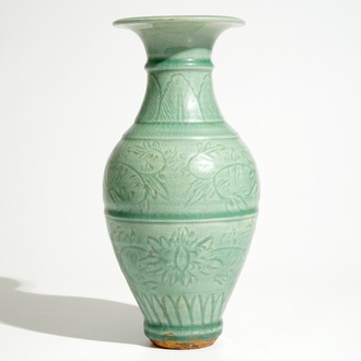 Een Chinese Longquan celadon vaas met ingekrast decor, Song of Ming