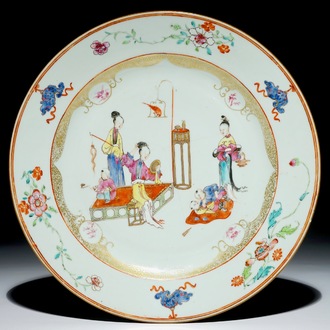 Un plat en porcelaine de Chine famille rose aux "longues dames" et garçons, Qianlong