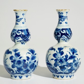 Une paire de vases double gourde en faïence de Delft bleu et blanc, début du 18ème