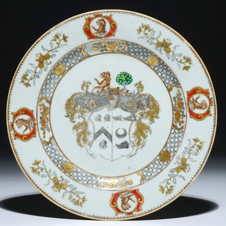 Une assiette armoriée en porcelaine de Chine d'exportation aux armoiries de "More Impaling Hog", Qianlong