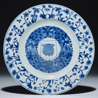 Een Chinees blauw-wit bord met wapen van 'Potken', Kangxi, 1662-1722