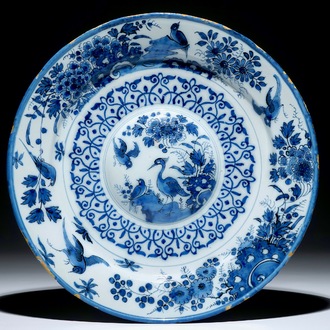 Een fijne grote Delftse blauw-witte kardinaalschotel, ca. 1690