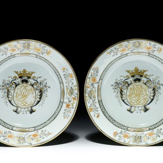 Une paire d'assiettes armoriées et monogrammées en porcelaine de Chine grisaille et doré, datées 1750, Qianlong