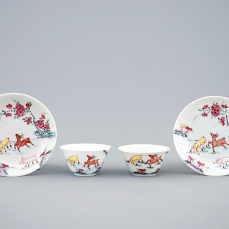 Een paar Chinese famille rose koppen en schotels met herten, Yongzheng, 1723-1735