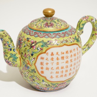 Een Chinese famille rose theepot met kalligrafiedecor, Jiaqing merk, 19/20e eeuw