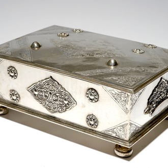 A Dutch colonial engraved silver sirih casket, Batavia, 18e eeuw