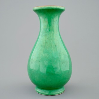 Un vase en forme de poire en porcelaine de Chine monochrome vert de pomme, 19ème