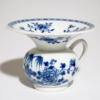 Een Chinese blauw-witte kwispedoor met floraal decor, Qianlong