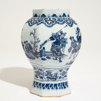 Een Delfts blauw-wit octagonaal chinoiserie vaasje, 17e eeuw