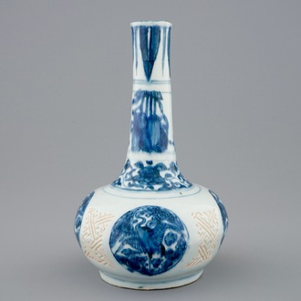 Un vase de forme bouteille en porcelaine de Chine bleu et blanc, Ming, Wanli