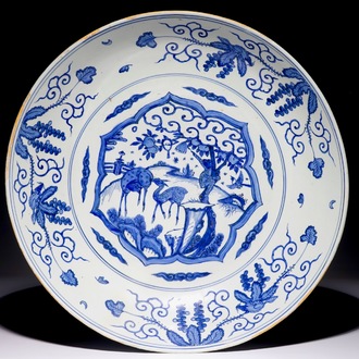 Un grand plat aux cerfs et un singe en porcelaine de Chine bleu et blanc, Ming, Jiajing