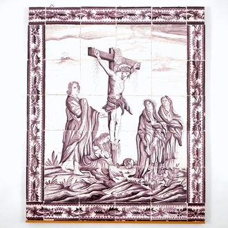 Un panneau de carreaux de Delft manganèse à décor de Christ en croix, fin du 18ème