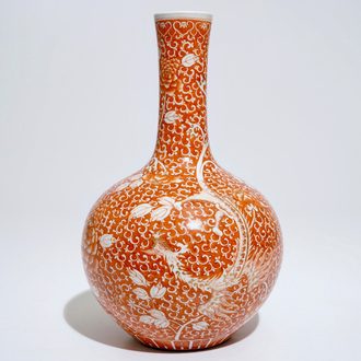 Un vase bouteille aux phénix en porcelaine de Chine en rouge de fer et doré, 19/20ème