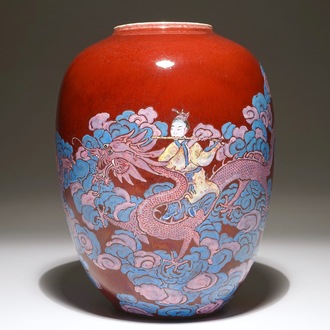 Un vase en porcelaine de Chine sang de boeuf surdécoré, 19ème