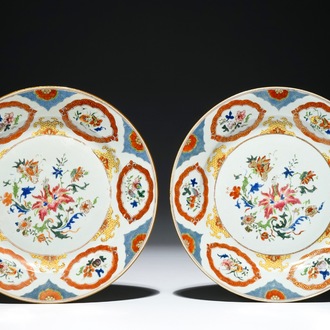 Une paire d'assiettes en porcelaine de Chine d'exportation famille rose de style Pronk, Qianlong