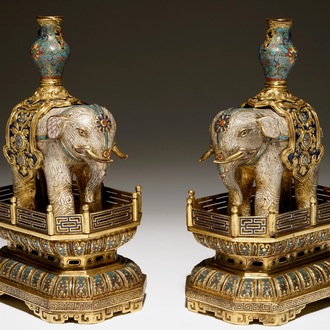 Een paar Chinese cloisonné en verguld bronzen olifanten op sokkels, 19e eeuw