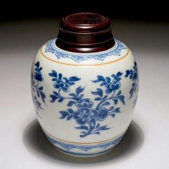 Een Chinese blauw-witte gemberpot met houten deksel, Kangxi