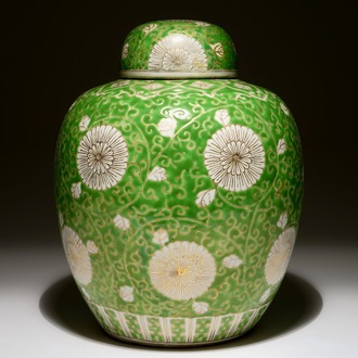 A Chinese lime green ground and gilt covered ginger jar, 19/20th C.