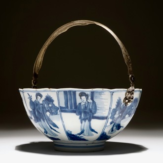 Un bol en porcelaine de Chine bleu et blanc monté en argent aux "dames longues", Kangxi