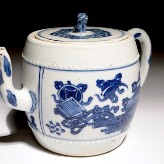 A Chinese blue and white teapot, Kangxi