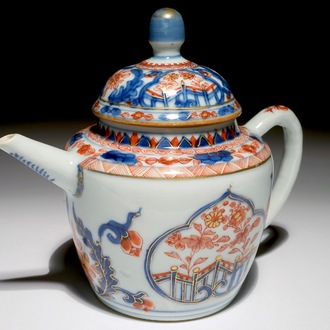 Une théière en porcelaine de Chine verte-imari aux réserves en forme ruyi, Kangxi