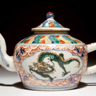 Une théière en porcelaine de Chine wucai au dragon, 19ème