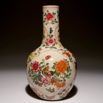 Un vase en porcelaine de Chine famille rose sur fond craquelé à décor de coqs, 19/20ème