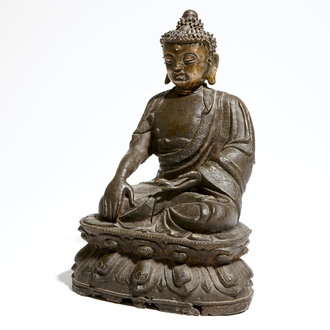 Un modèle de Bouddha Shakyamuni en bronze, Chine, Ming