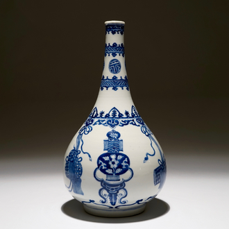 Un vase bouteille en bleu et blanc, Kangxi