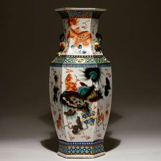 Un vase hexagonal en porcelaine de Chine famille verte aux lions bouddhistes, 19ème