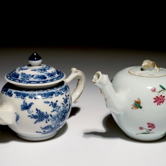 Twee Chinese blauw-witte en famille rose theepotten met deksels, Qianlong