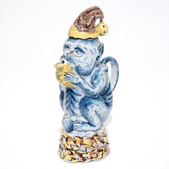 Une verseuse couverte en forme de singe en faïence polychrome de Delft, 18ème