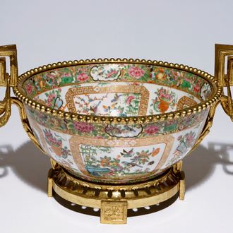 Un grand bol en porcelaine de Chine monté en bronze ormolu, 19ème