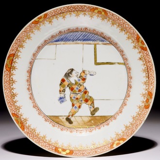 Une assiette "Actioniste" en porcelaine de Chine à décor d'un harlequin, Kangxi/Yongzheng