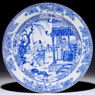 Een Chinese blauw-witte schotel met scène uit "De Romance van de Westelijke Kamer", Yongzheng