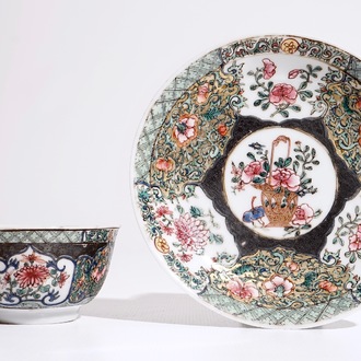 Une tasse et soucoupe en porcelaine de Chine famille rose à décor floral, Yongzheng