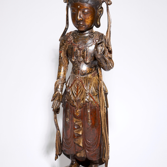 Een grote vergulde en gelakte bronzen Bodhisattva, wellicht Korea, Goryeo/Choson, 14-16e eeuw