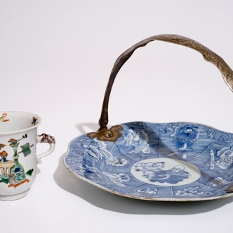 Une assiette en porcelaine de Chine bleu et blanc aux immortels et une tasse famille verte, Kangxi