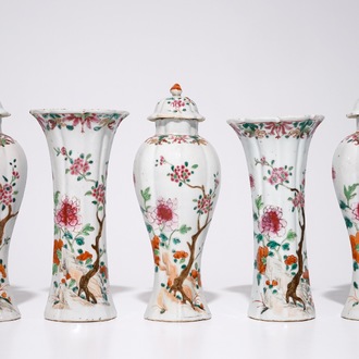 Une garniture de cinq pièces en porcelaine de Chine famille rose à décor floral, Qianlong