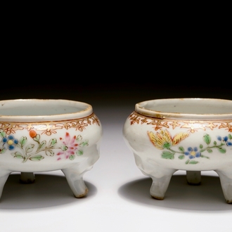 Une paire de salerons tripods en porcelaine de Chine famille rose, Qianlong