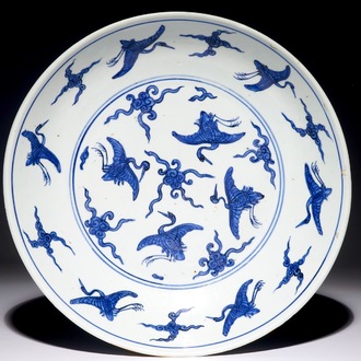 Un grand plat aux grues en porcelaine de Chine bleu et blanc, Ming, Jiajing