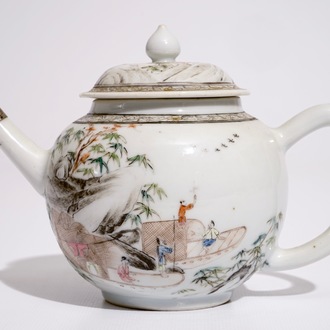 Een Chinese grisaille-rose theepot met deksel en zilveren montuur, Yongzheng