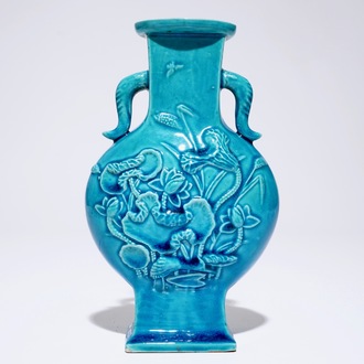 Un vase gourde en porcelaine de Chine turquoise à décor en relief, 19ème