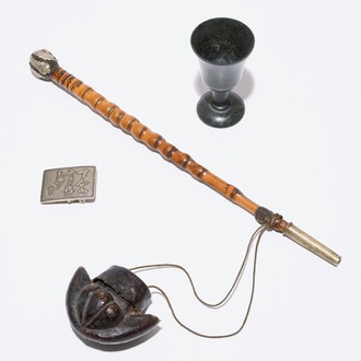 Een Chinese bamboe opium pijp met houder, een donker hardstenen kelkje en een zilveren gesp, 19/20e eeuw