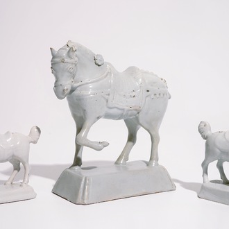 Trois modèles de chevaux en faïence de Delft blanc monochrome, 18ème