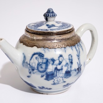 Een Chinese blauw-witte theepot met zilveren monturen, Kangxi