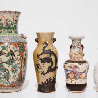 A lot of four various Nanking vases, 19th C.