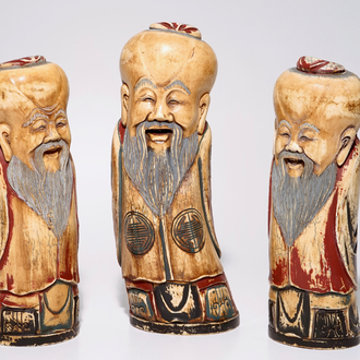 Een set van drie polychrome Chinese ivoren figuren van Shoulao, begin 20e eeuw